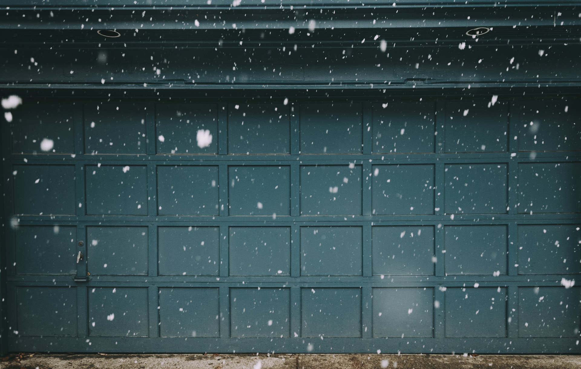 Faire l’entretien de votre porte de garage avant l’hiver pourrait vous éviter des réparations inattendues.
