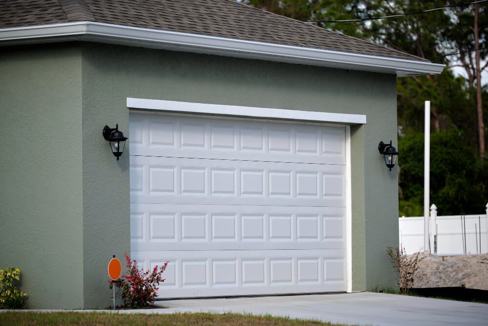 Les avantages et inconvénients des matériaux utilisés pour les portes de garage :