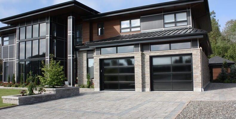 Porte de garage vitrée moderne installée par Portes Magistral avec vitrage panoramique et design élégant.