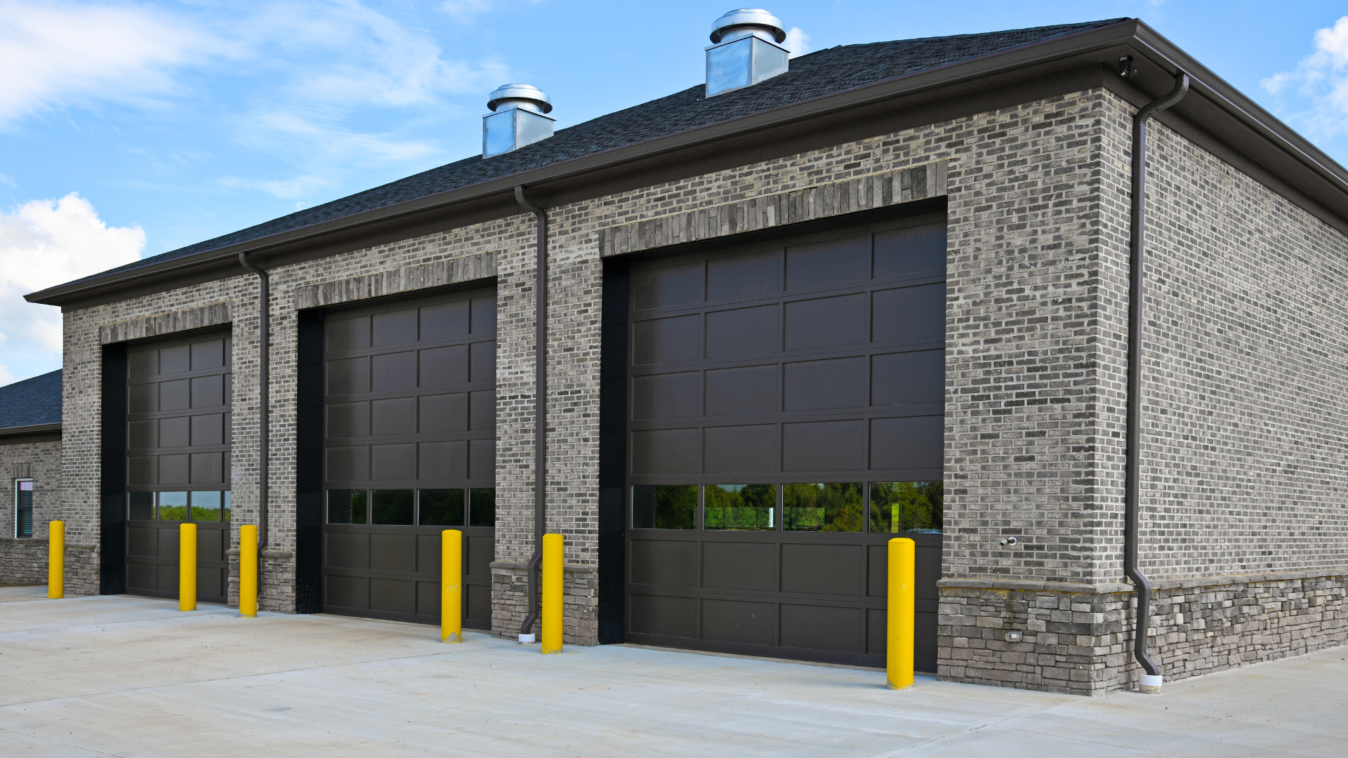 Comment choisir la meilleure porte de garage commerciale pour votre entreprise